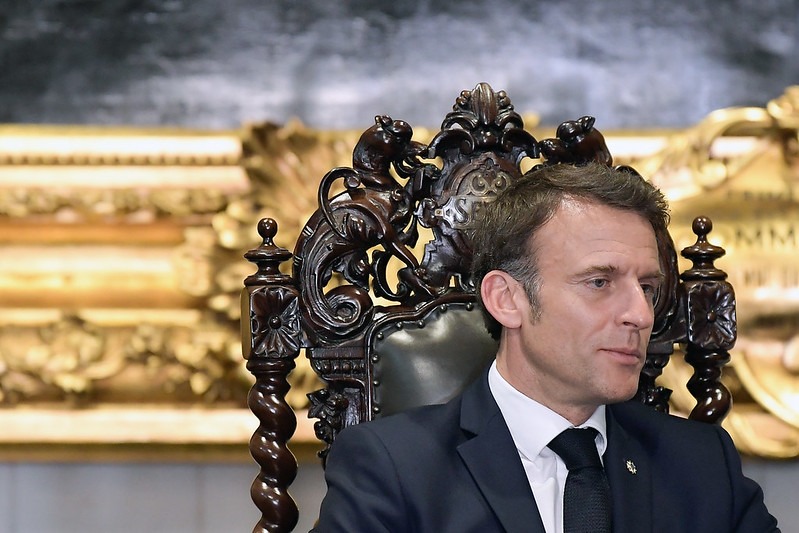 Wat kan Macron doen na verlies premier?
