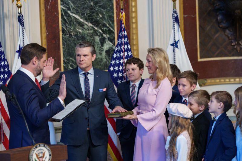 Pete Hegseth beëdigd als minister van Defensie